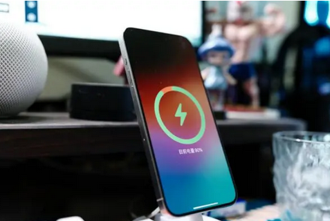 高陵苹果15换屏服务分享用什么充电器给iPhone15充电更好 